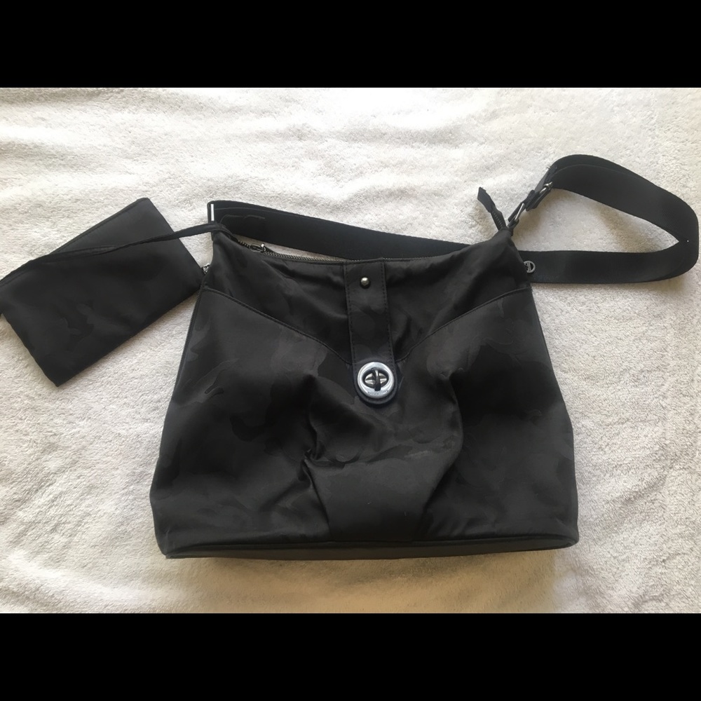 Baggallini Helsinki bagg Black Camo